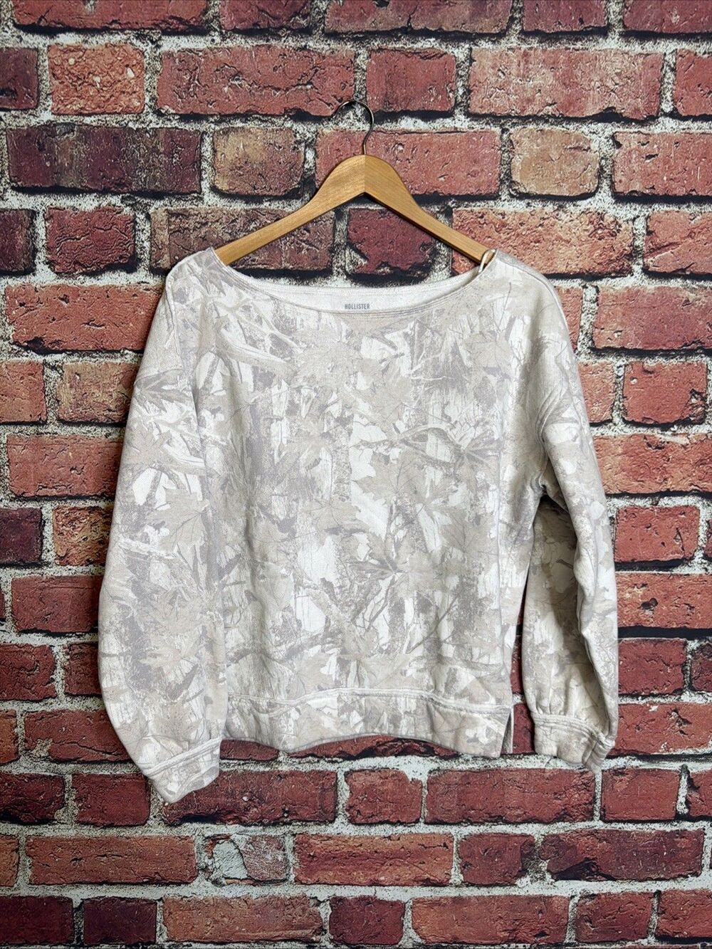 Hollister Womens M Oak Tree Camo Sweatshirt Gray Off Shoulder Y2K Cozy Pullover